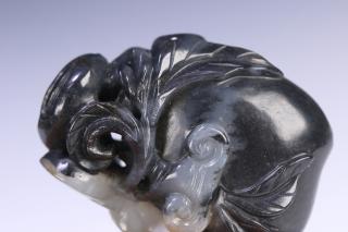 清代 和田玉青花籽料蝙蝠灵芝寿桃雕件,尺寸5.2*4*2.5厘米,重71克