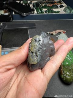 籽料青花福猪手把件