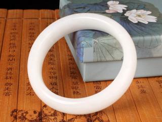 a03天然正品和田玉手镯圈口约57mm