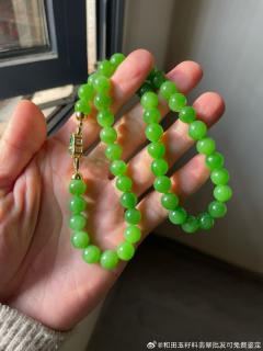 和田玉碧玉 10毫米的苹果绿项链,项链色泽温润如初春嫩芽,透着灵动的