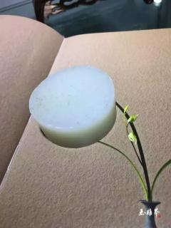 和田玉手镯心镂空雕花变香囊,古色古香太有韵味了!