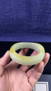 新疆和田玉洒金皮白玉籽料手镯重量:81克 圈口53 宽16 厚10mm
