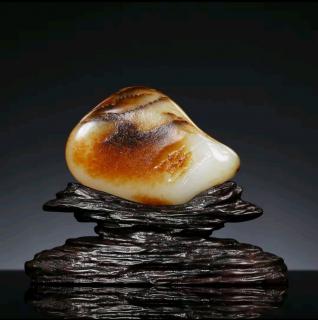 和田玉红皮白肉是玉石中的珍品,其独特的色彩搭配和优质的质地深受藏