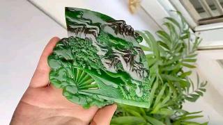 和田玉碧玉阳绿双色料山水屏风摆件,玉质细腻莹润,碧色娇嫩鲜艳,黑皮