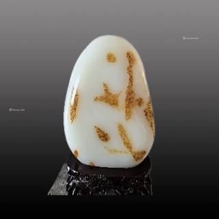 lot0027 新疆和田玉洒金皮籽料原石
