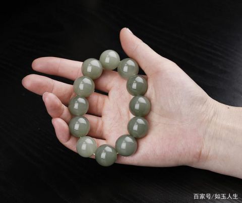 和田玉穿搭指南:t恤适合搭配的和田玉手饰