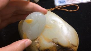 三新疆和田玉挂件,皮色巧雕的贵三分之一
