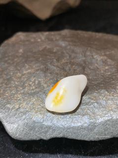 和田玉特色籽,聚黄皮鸡骨白,纯天然籽料原石,质地温润细腻,触感滑润如