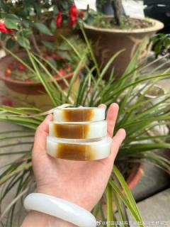 和田玉糖白玉手镯未打磨随拍,红糖白肉,糖色红润,老坑料子