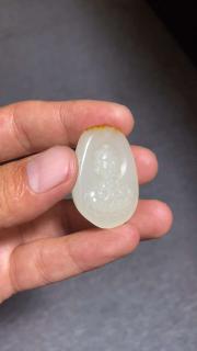 新疆和田玉籽料白玉,黄白种暖白色调,红皮白肉,宝宝佛挂件吊坠