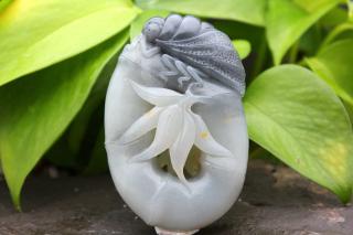 和田玉青花籽料俏雕祝福把件a001017