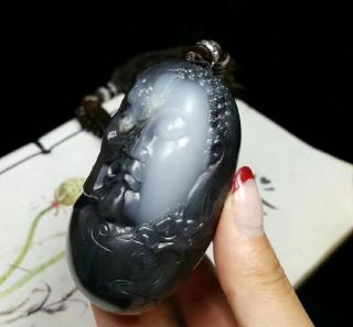 珍品,新疆和田玉籽料青花一念之间把件