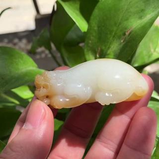 男子佩戴新疆和田玉且末料貔貅吊坠后气质大变