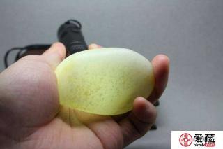 和田玉灯光下的棉絮状图