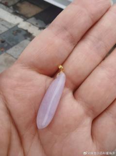 翡翠与和田玉都是玉石之王,和田玉的历史更悠久一些,翡翠的颜色则更讨