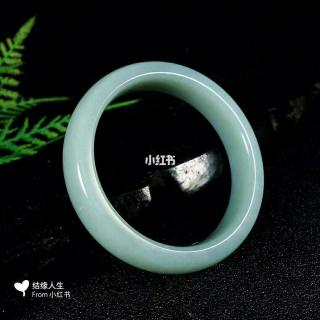 推荐一款听说最近流行的粉青色和田玉手镯,细腻滑顺,颜色清新,手感舒
