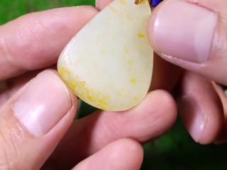 用手电筒如何判断和田玉