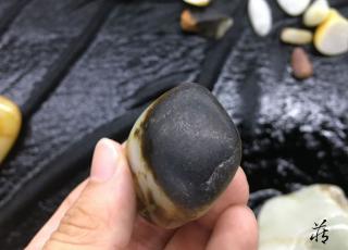和田玉的至尊皮色:籽料万年黑皮里的秘密!