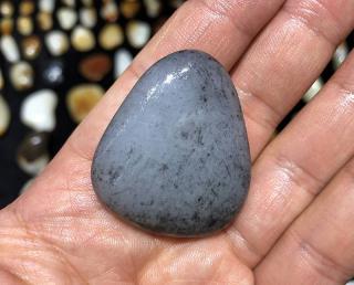 被阿达西们疯炒的"洒黑皮"籽料