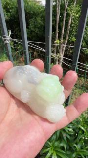 和田玉白玉带翠烟紫三色貔貅手把件,老坑料子,翠色保真,白度脂白,玉质