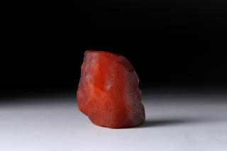 和田玉枣红皮,是玉石市场上备受瞩目的品种之一.其深红色的外皮,给人