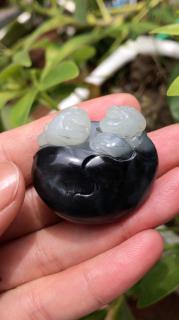 《福禄》新疆和田玉青花籽料作品,尺寸35.8*33.1*16.5mm,重29.6g