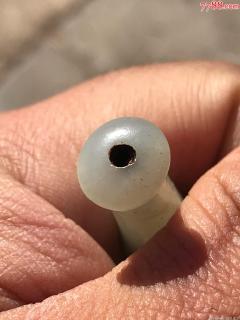 老和田玉烟嘴,脖上有道石棉线不是硬伤裂,底有细沁纹线,整体还不错,品