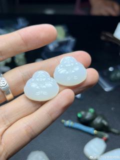 白玉抱抱佛小吊坠细度过灯