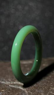 与你相玉 的想法: 极品碧玉粉绿荧光镯