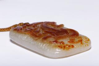 珍藏:和田籽料原皮祥云龙纹诗文牌 长5.6cm 宽3.6厚1.1cm 重50.3g 此