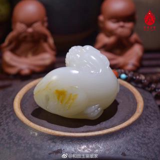 新疆和田籽料貔貅把件,玉质老熟细润,形制饱满圆润,圆雕貔貅