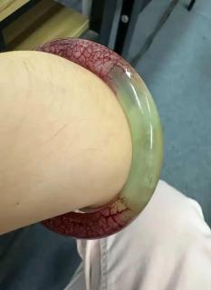婆婆传给儿媳妇的镯子承载着家族的情感与传承,意义非凡.从外观来看