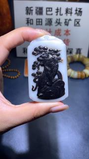 和田玉黑皮羊脂白巧雕上山虎挂件