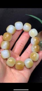 产品特点 材质与产地:采用新疆和田玉且末料,以油润度高,结构细腻