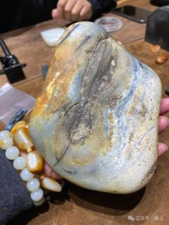 一个切开的和田玉籽料,勾起了他曾经的回忆!