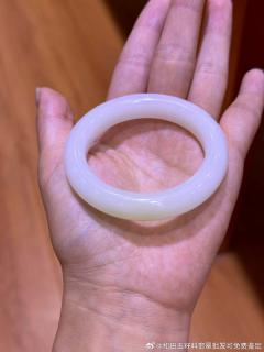 和田玉白玉手镯51口径,老坑料子.白度一级白微微带糖色,油油糯糯～