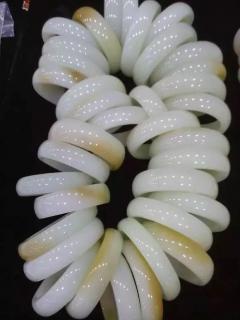 和田玉手镯怎么选?颜色,材质了解一下