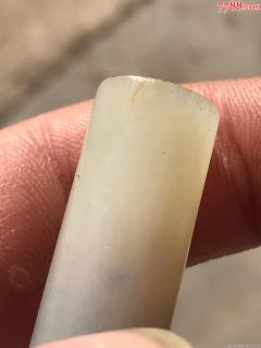 老和田玉烟嘴,脖上有道石棉线不是硬伤裂,底有细沁纹线,整体还不错,品
