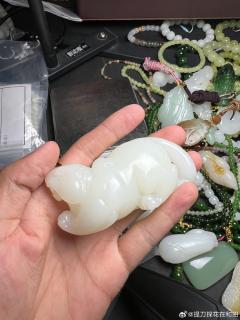 羊脂白玉金钱豹手把件
