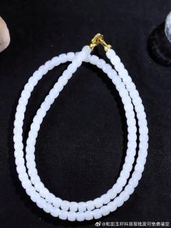 和田玉白玉极限弧直切珠项链,每一颗珠子都经过精心切割打磨,圆润饱满