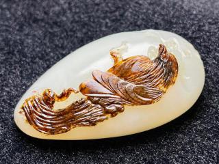 匠心之作!和田玉俄籽"高瞻远瞩"!