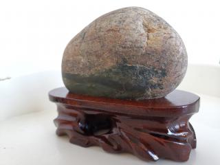 这是一方和田玉青玉籽料原石,是最近在市场上淘来的.回家把玩的时候